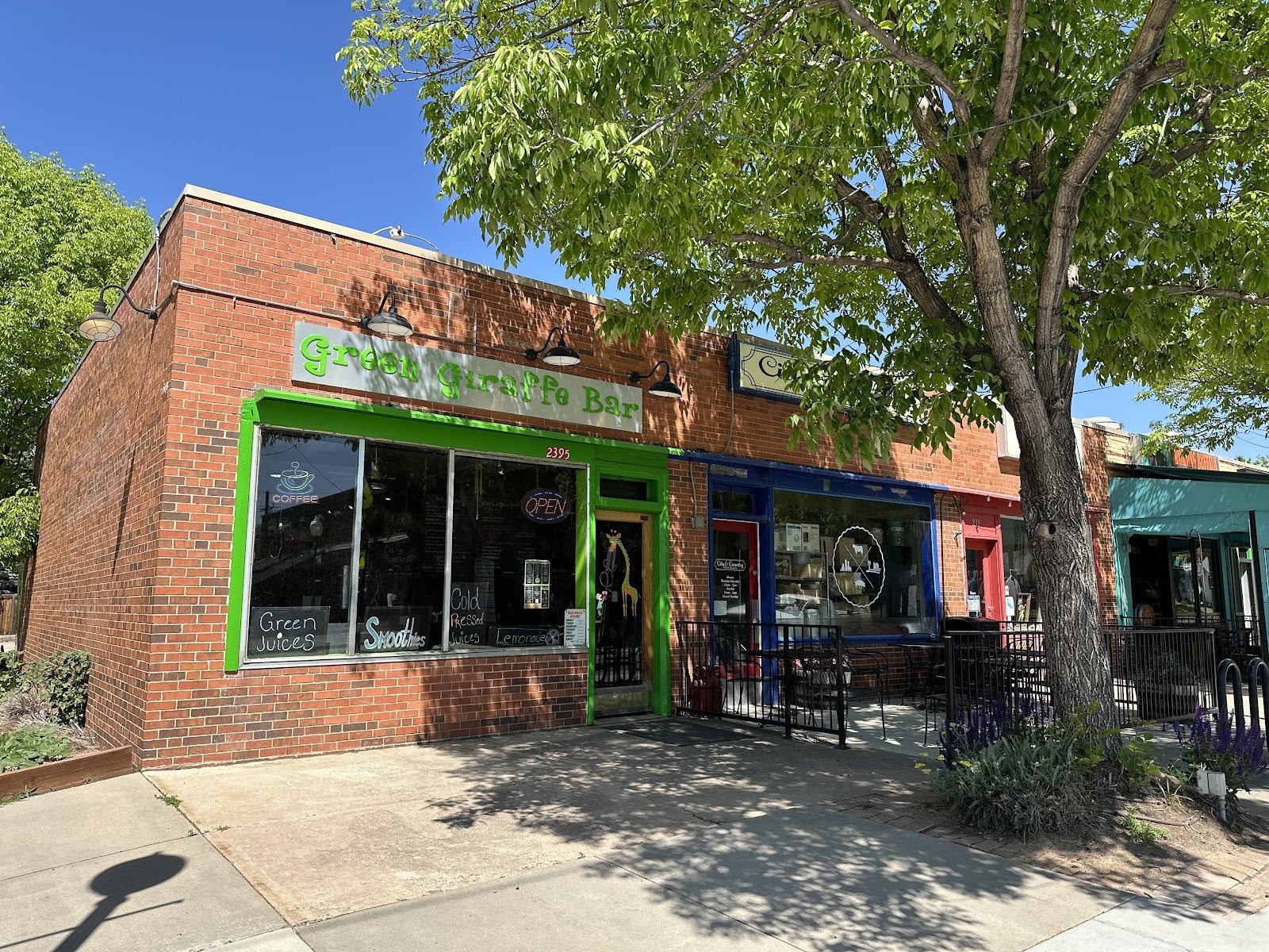 Green Giraffe Bar: the place