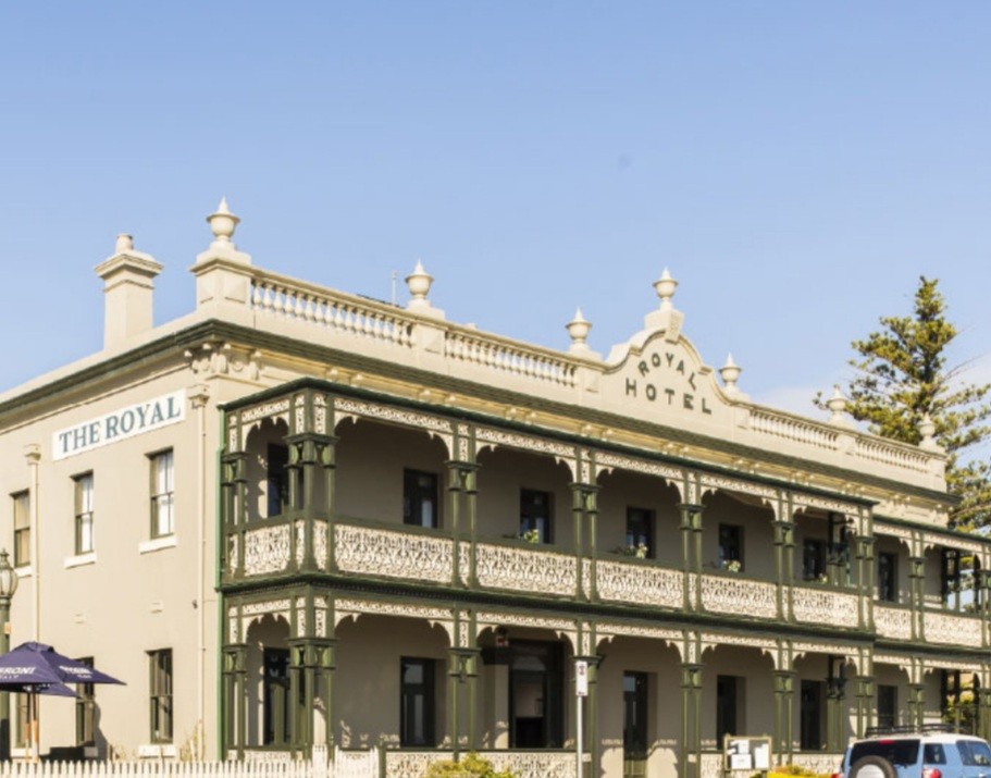 The Royal Hotel Mornington & Walter’s Dining Hall: the place
