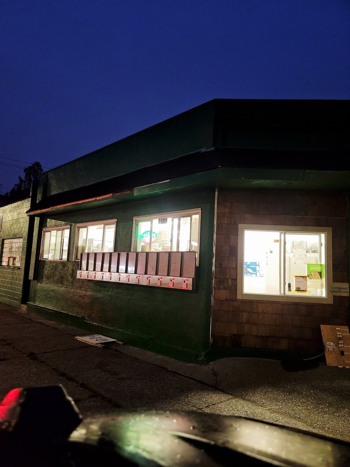 West of Chicago Pizza Company: the place