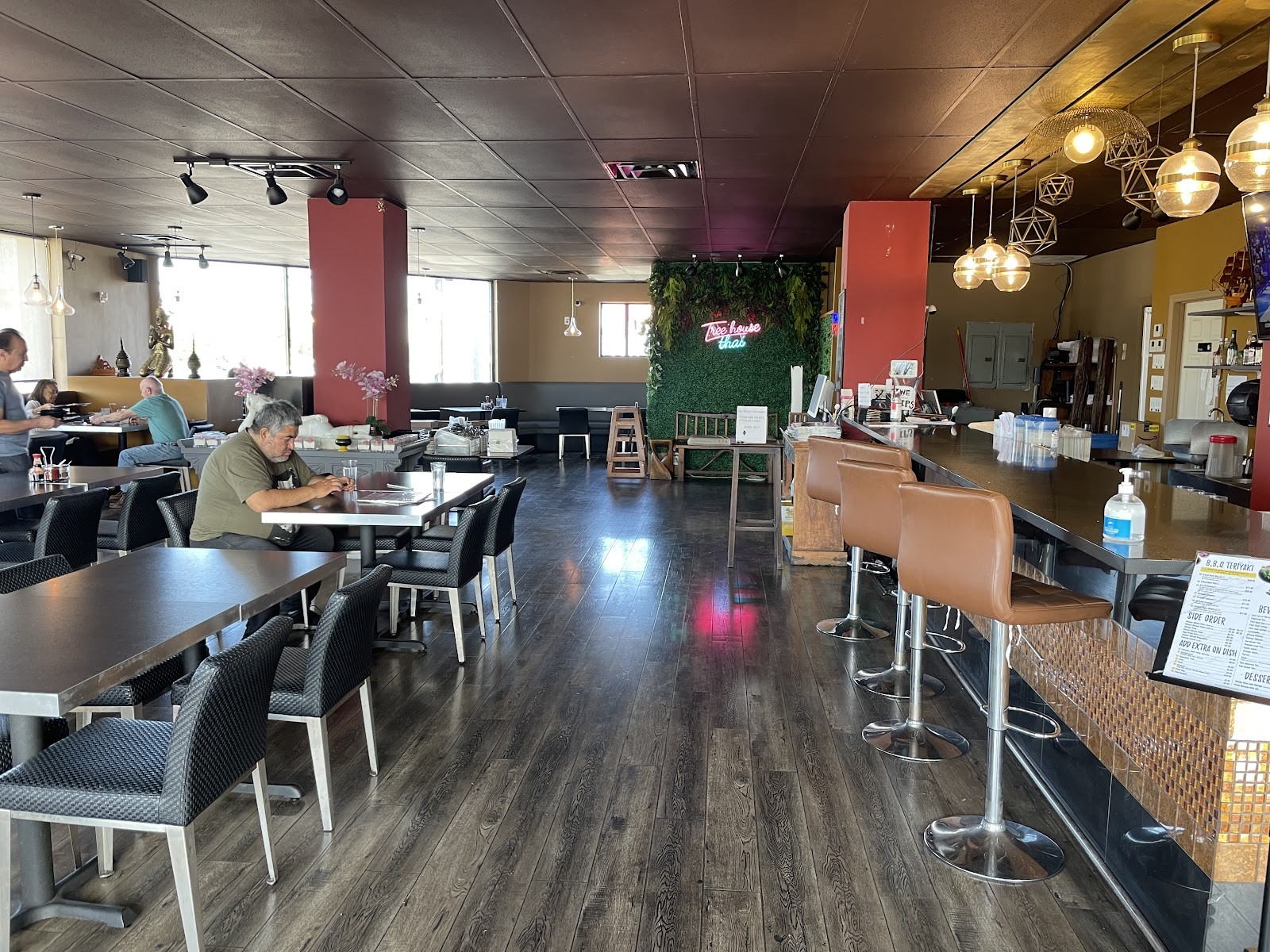 Tree House Thai: the place