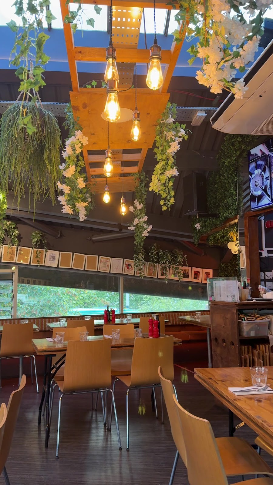 Giovanni's In The Bay: the place