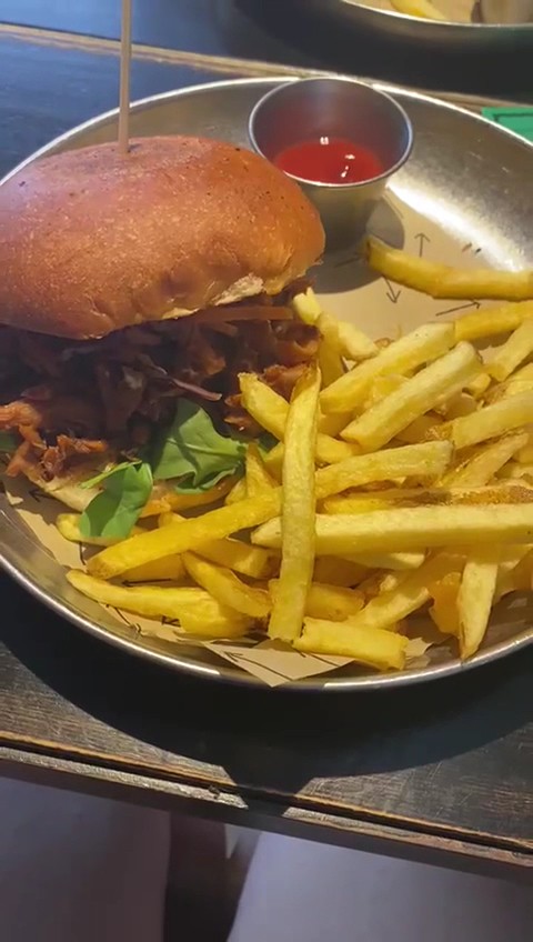 Vrutal | Vegan Burger Poblenou: food & drinks