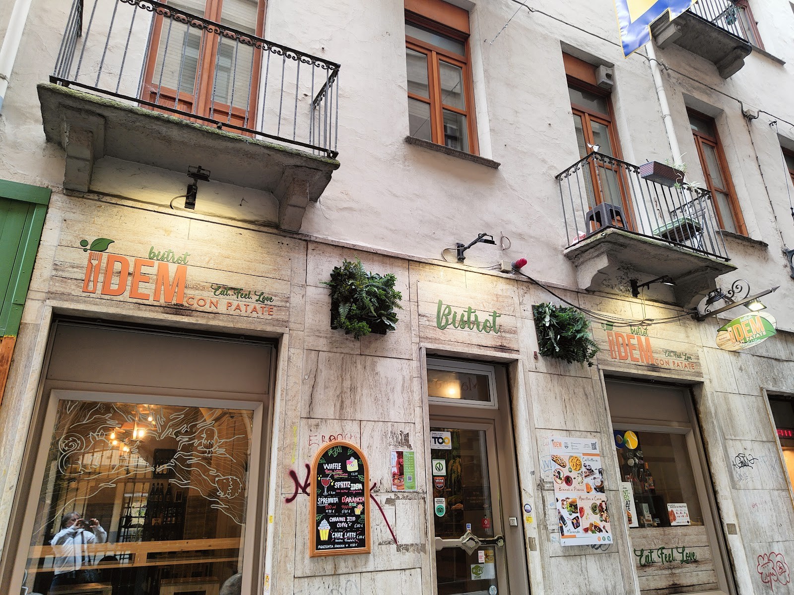 IDEM CON PATATE Bistrot: the place