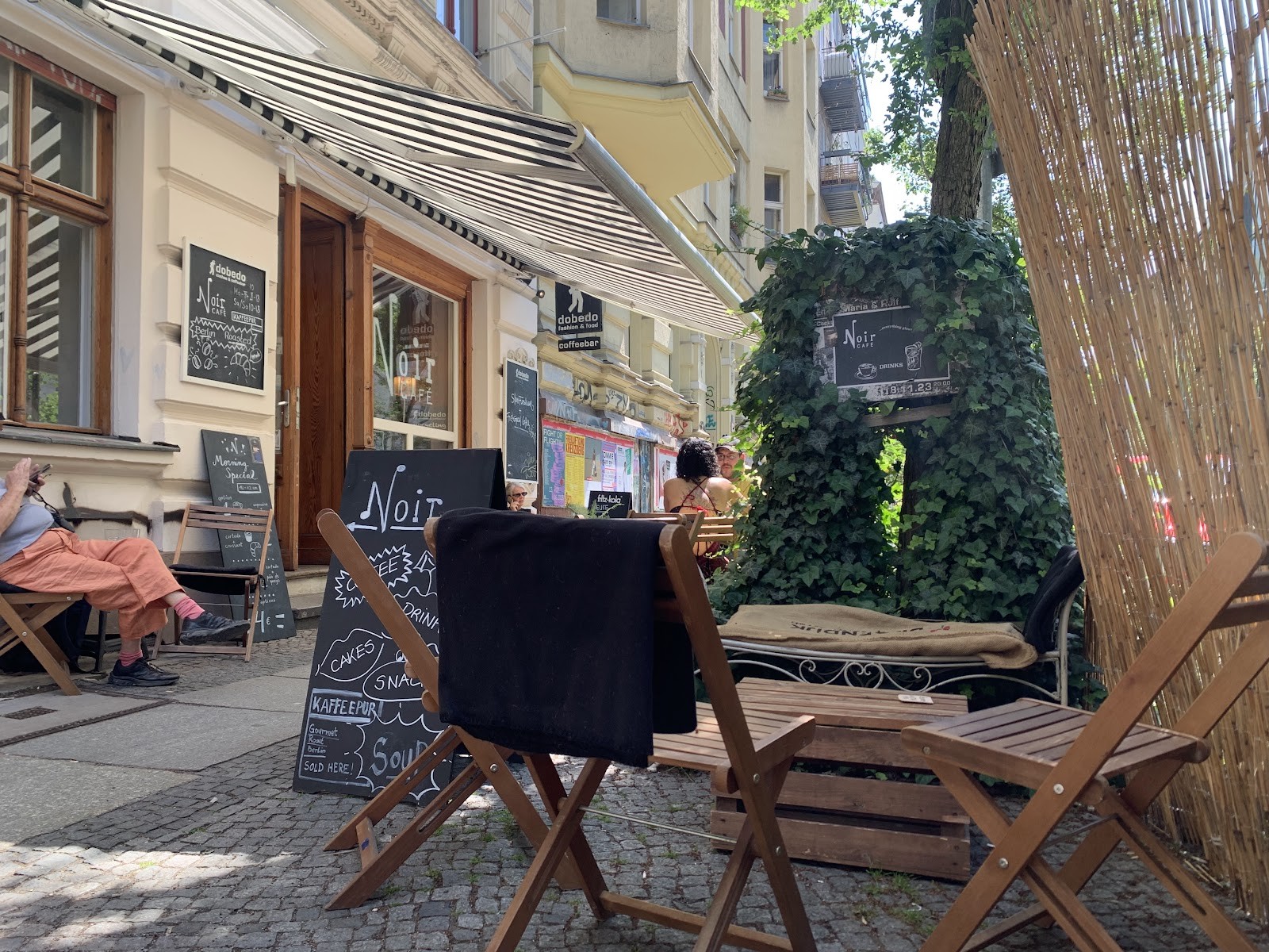 Noir Café: the place