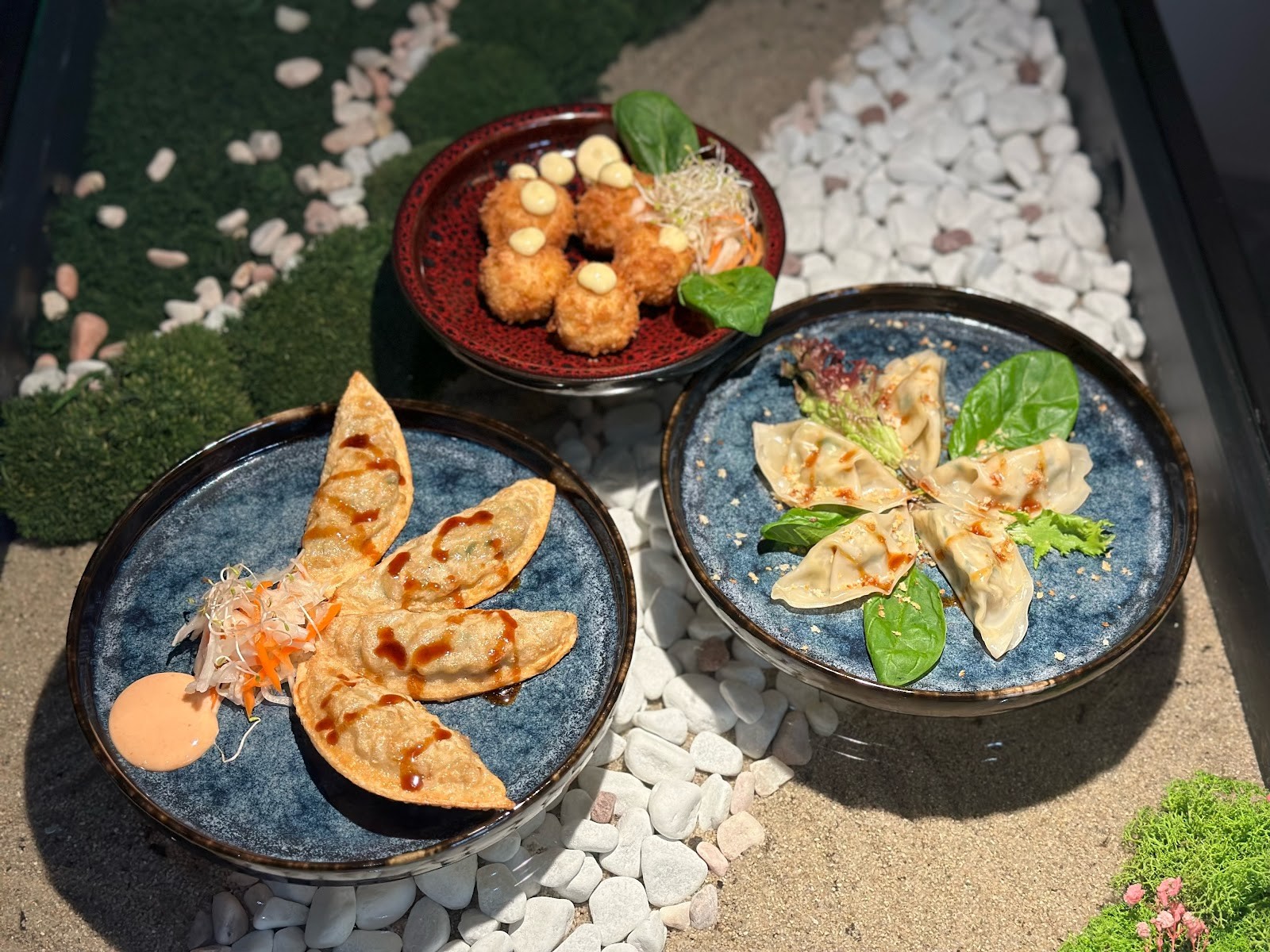 Emira Vegan Sushi Restaurant: food & drinks