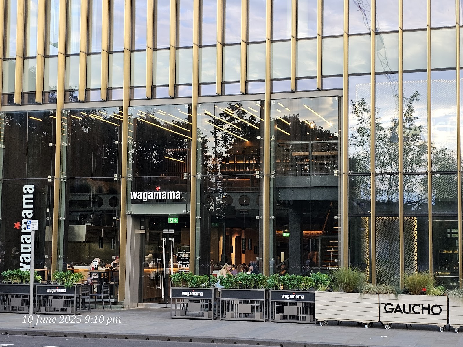 wagamama edinburgh st andrew square: the place