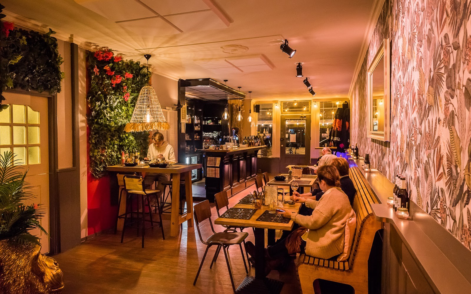 ComeOnIn Thai Food & Craft Beer: the place