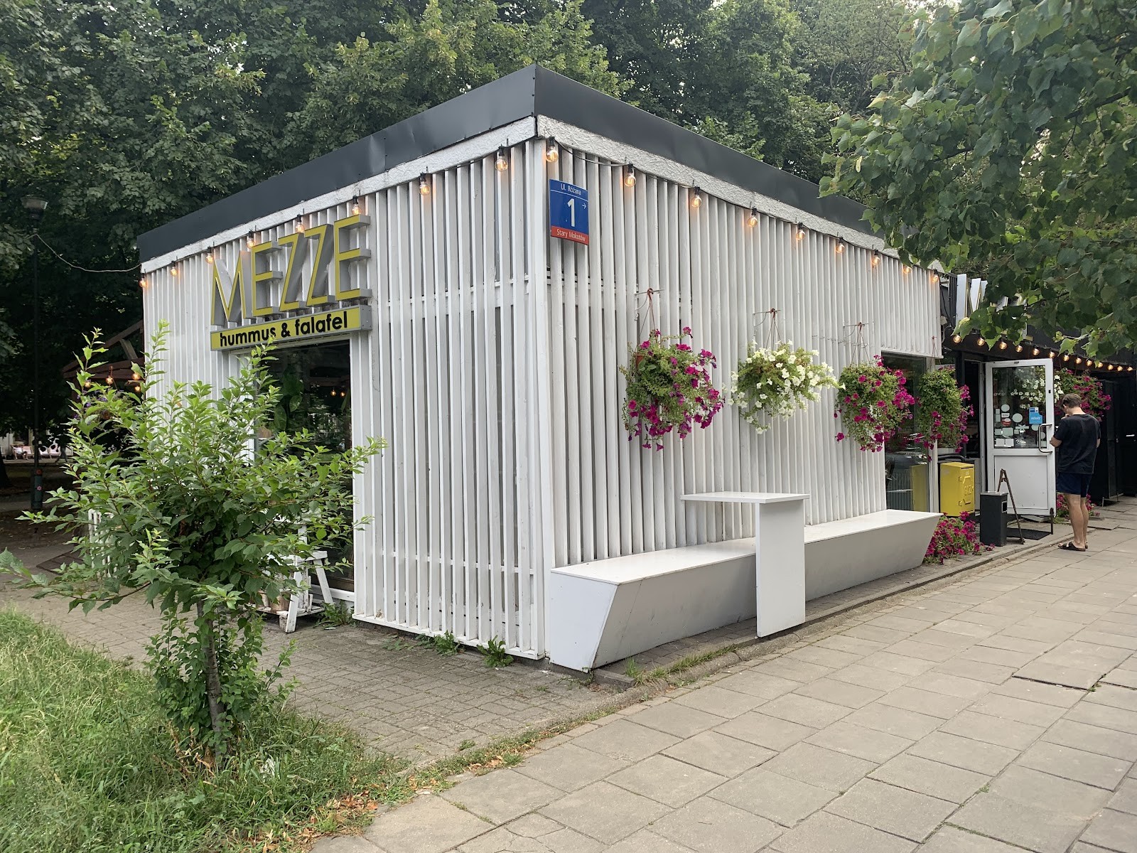 Mezze hummus & falafel: the place