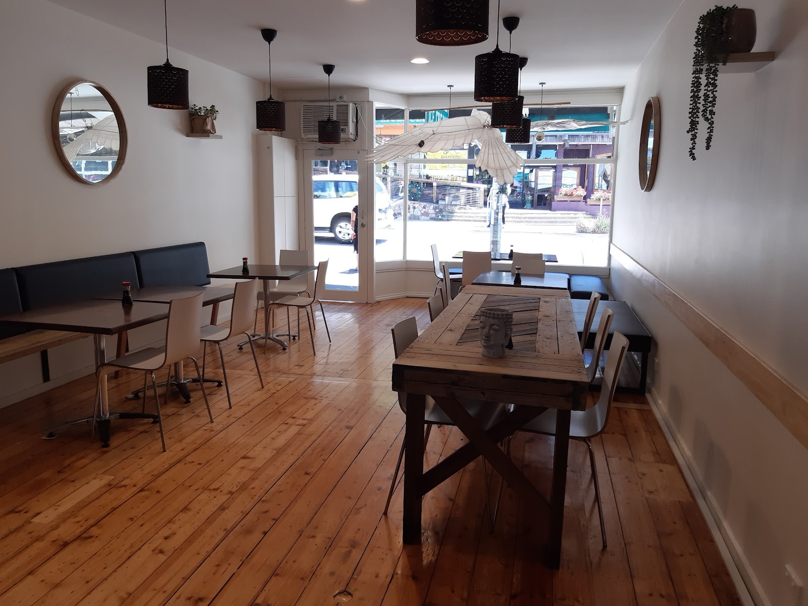 Mama Yama Sushi Express: the place