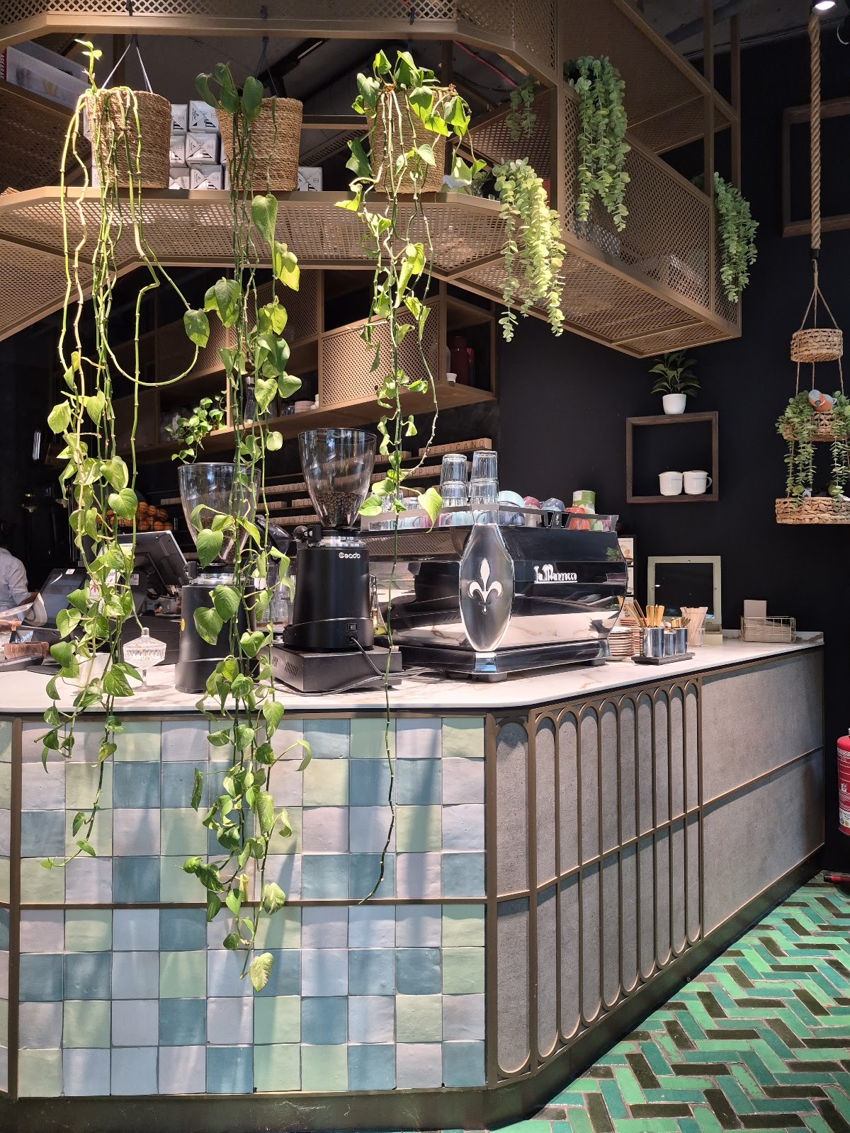 Roots Café und Deli by Heidi und Paul: the place