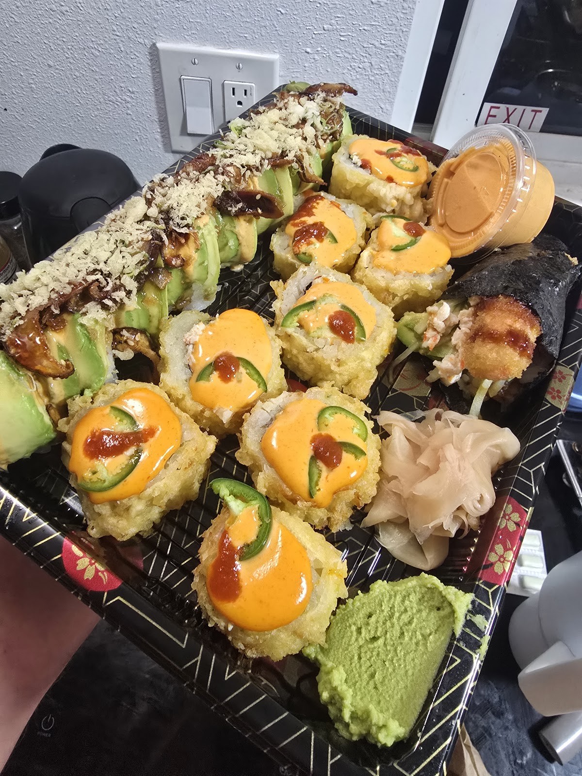 Gorilla Eats Sushi: food & drinks