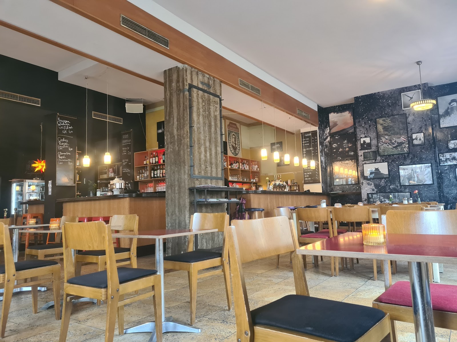 Café Cantona: the place