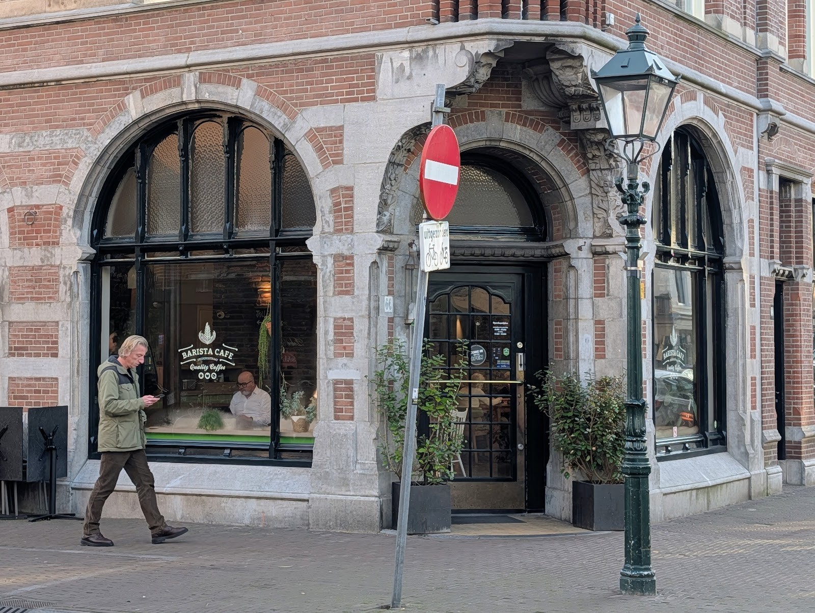 Barista Café Frederikstraat: the place