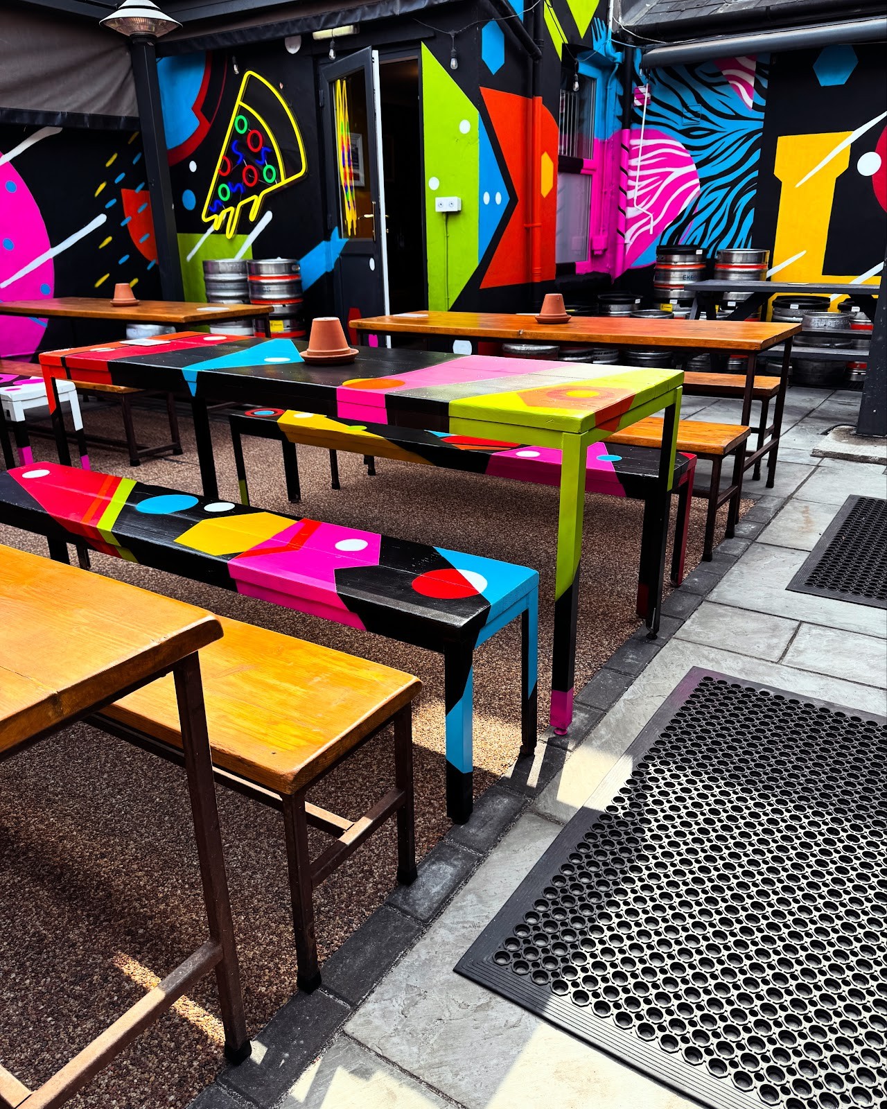 SLIZZA PIZZA & PUB: the place
