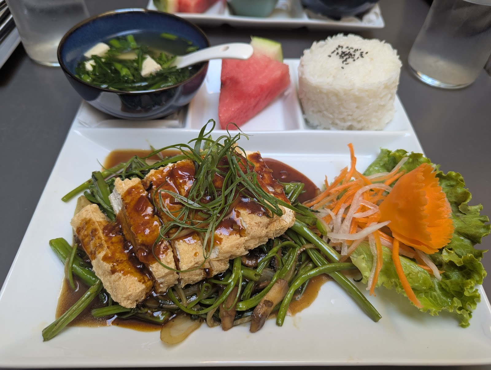 Vevi Vegan Rolls & Pots: food & drinks