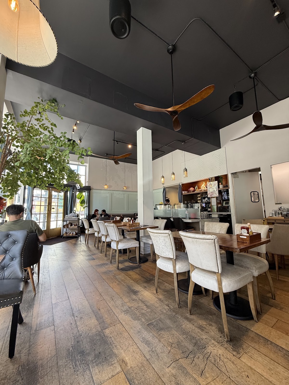 Lapisara Eatery: the place