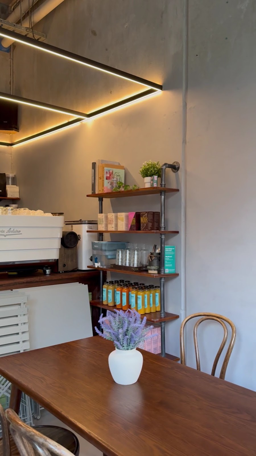 Lumen Alley Coffee & Bagels: the place