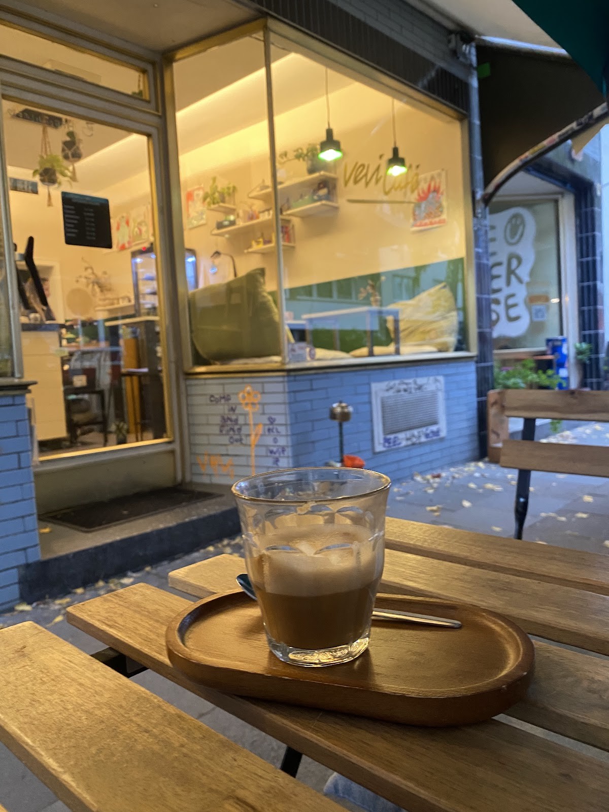 vevi - Veganes Vintage Café: the place