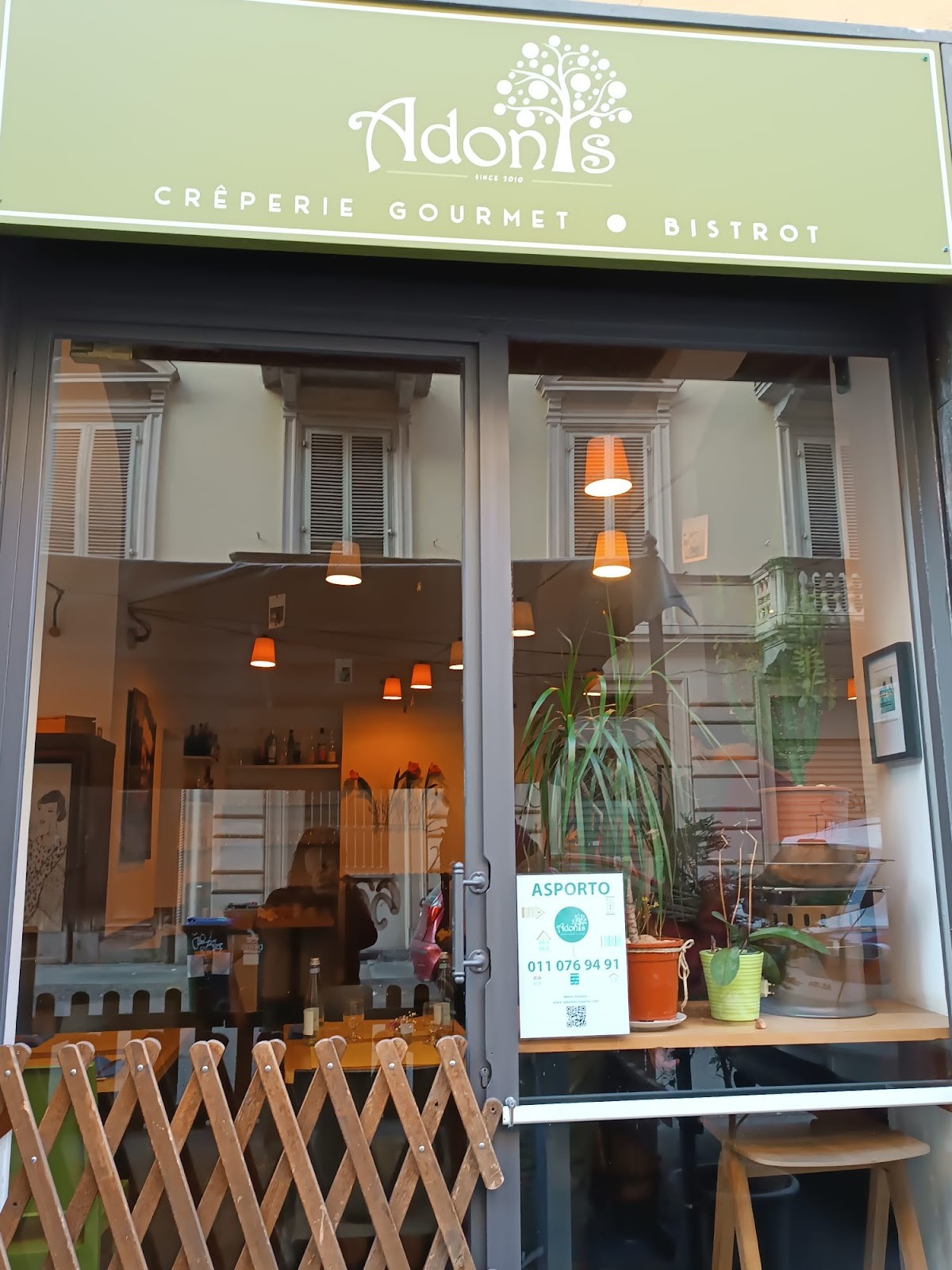 Adonis Crêperie Bistrot: the place