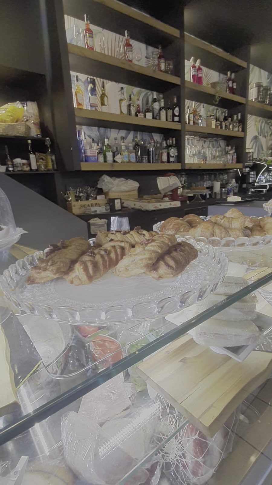 Slow Caffè Wine Bar: the place