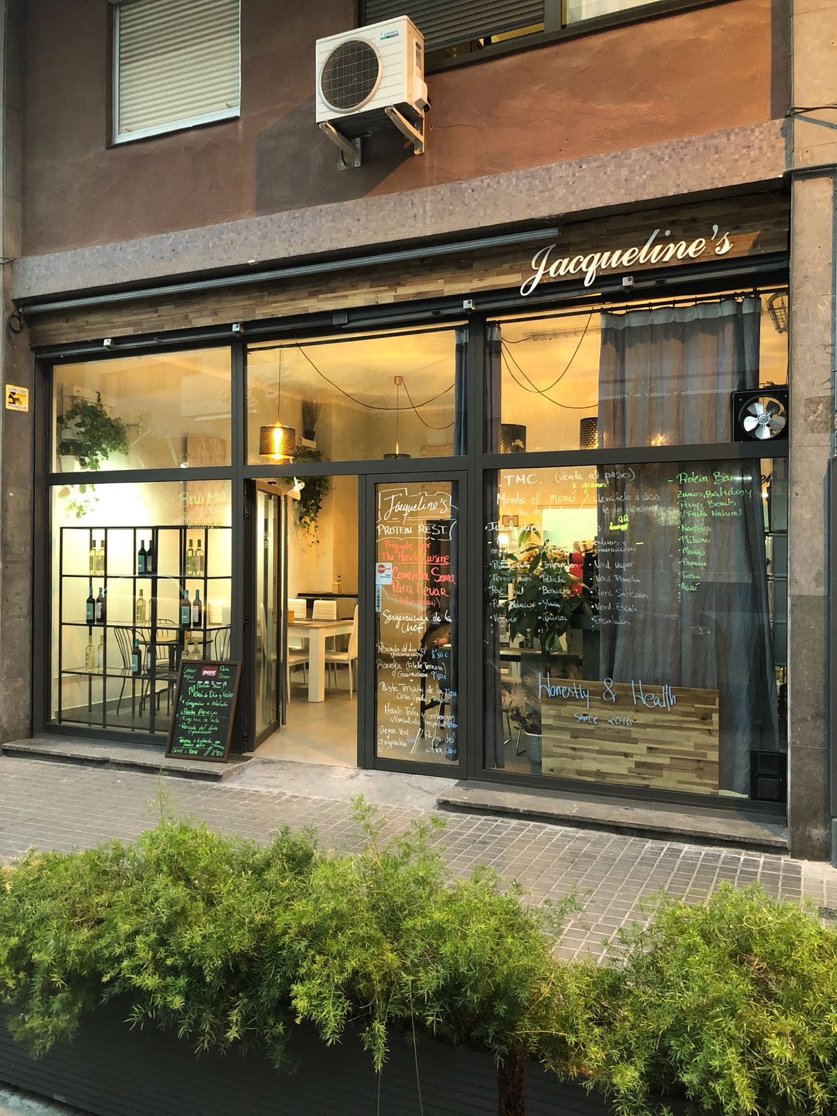Jacqueline's House TAPAS, BURGUERS & TACOS PERUANOS: the place