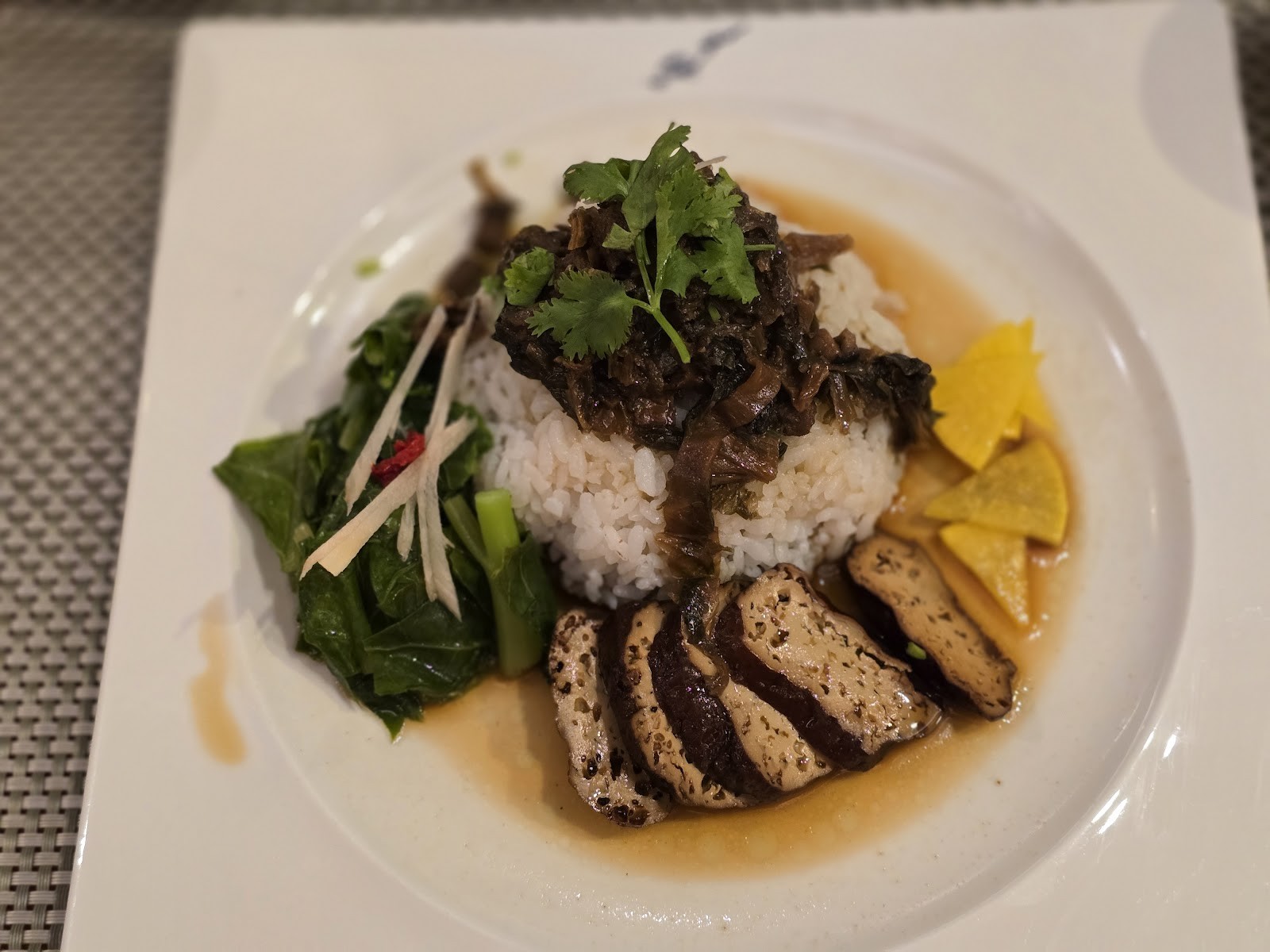 Meimen FángKōngDòng 梅門防空洞: food & drinks