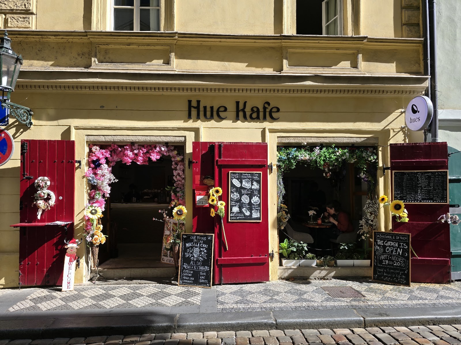 Hues Kafe & Bistro: the place