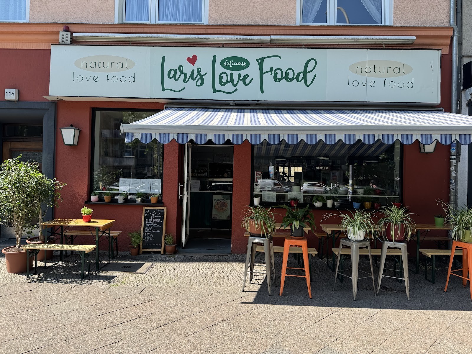 Laris Love Food: the place