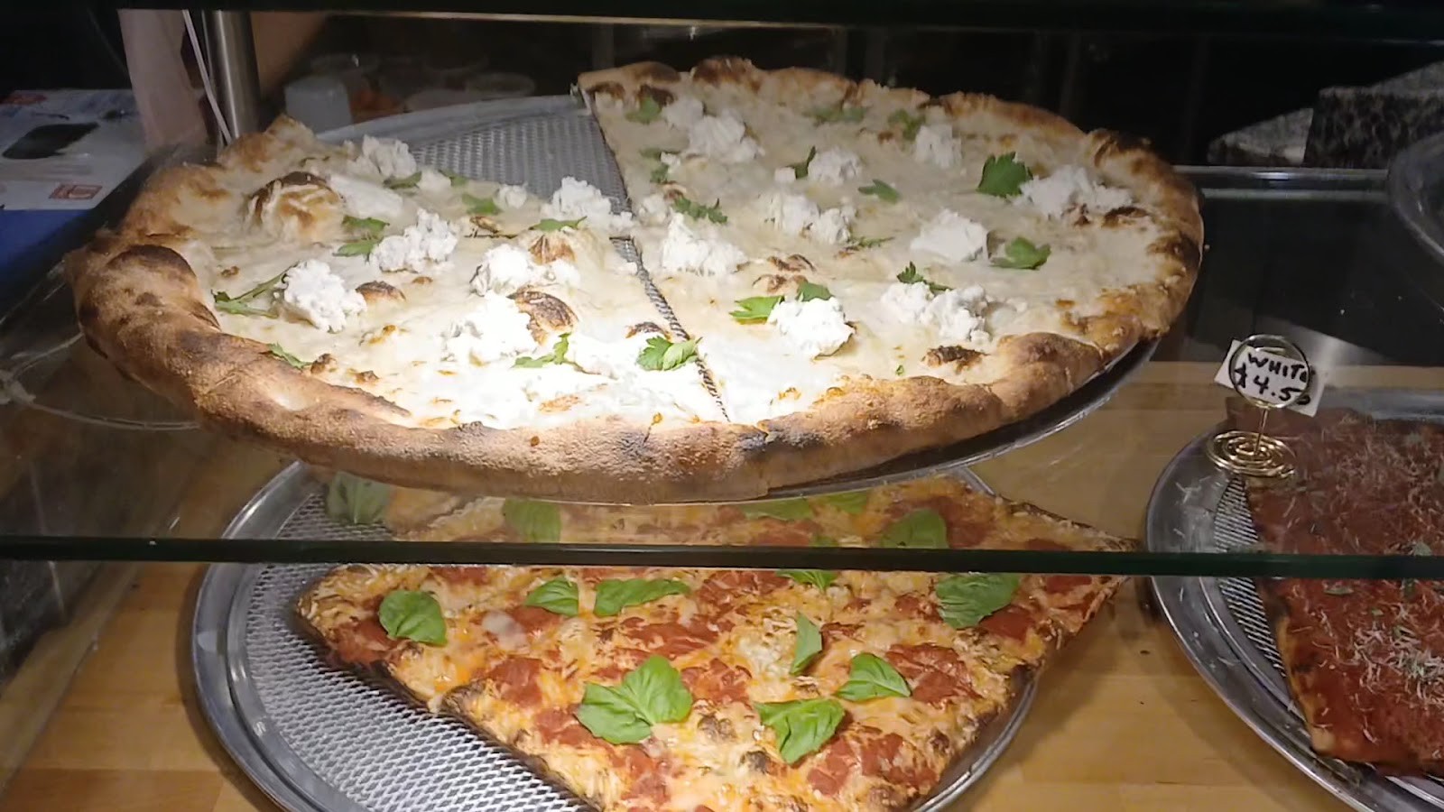 20th Street Pizza: food & drinks