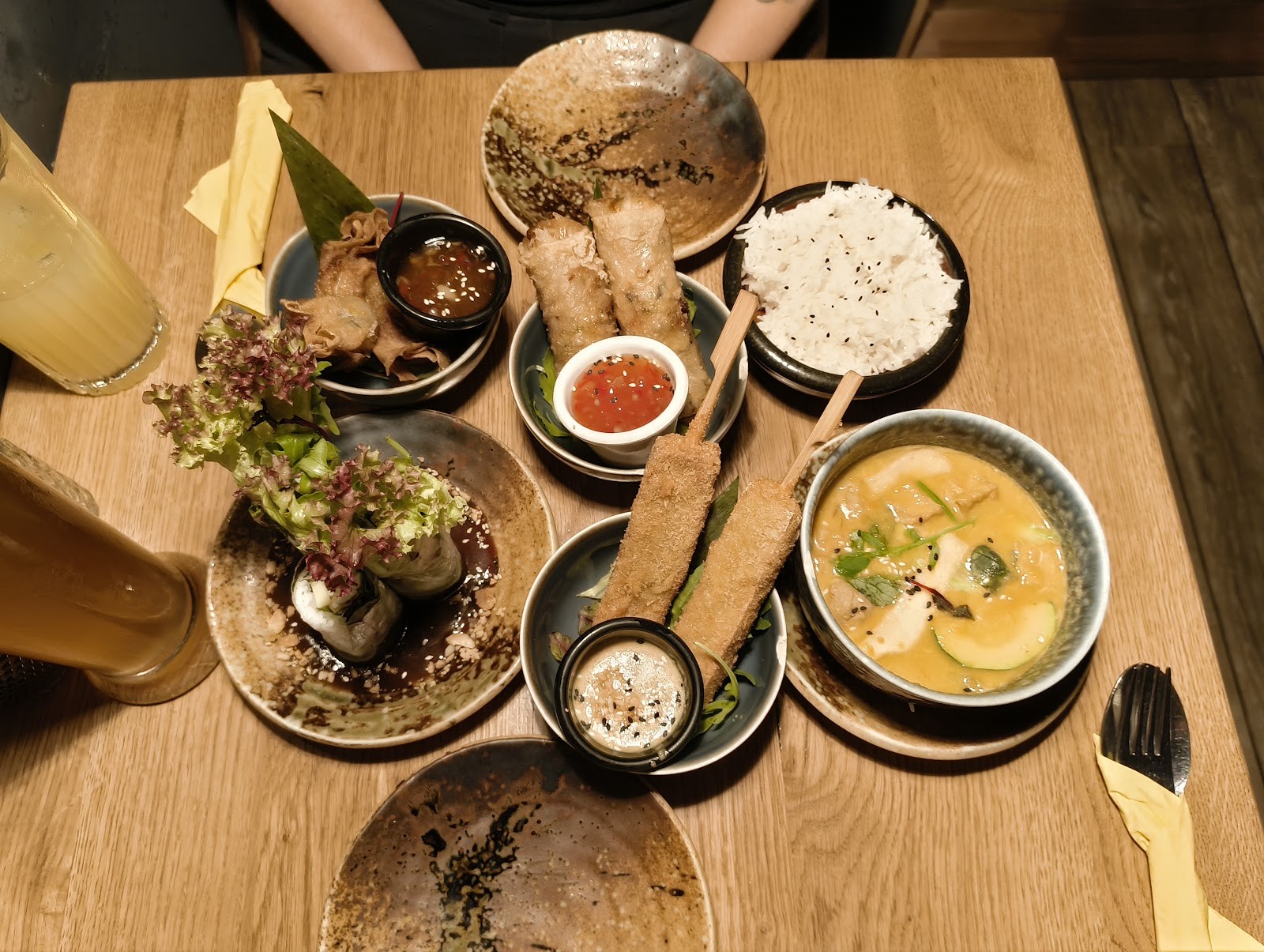 TA Vegan House Altona: food & drinks