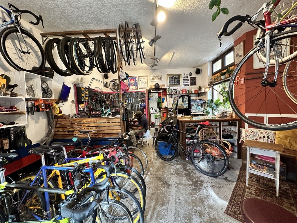 The Rolling Dackel - Bike Service & Vegan Café: the place