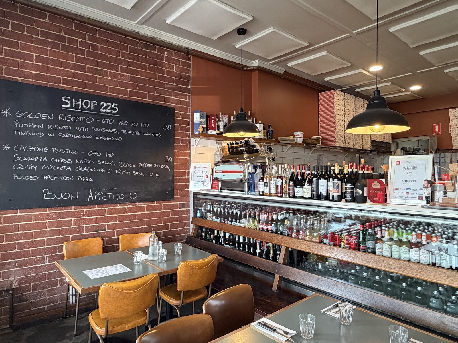 Shop 225 Pizzeria: the place
