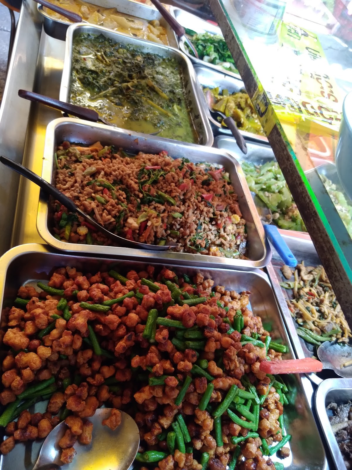 Prapai's Vegetarian Kitchen: food & drinks