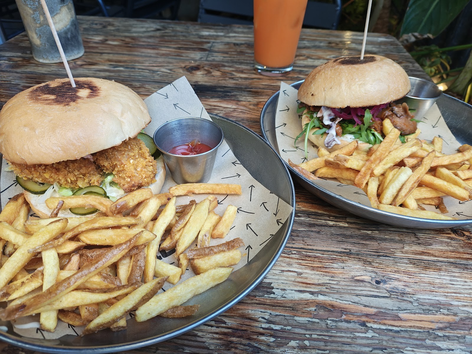 Vrutal | Vegan Burger Poblenou: food & drinks