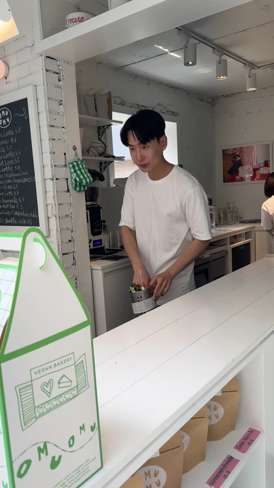 오무오무 omuomu vegan bakery: the place