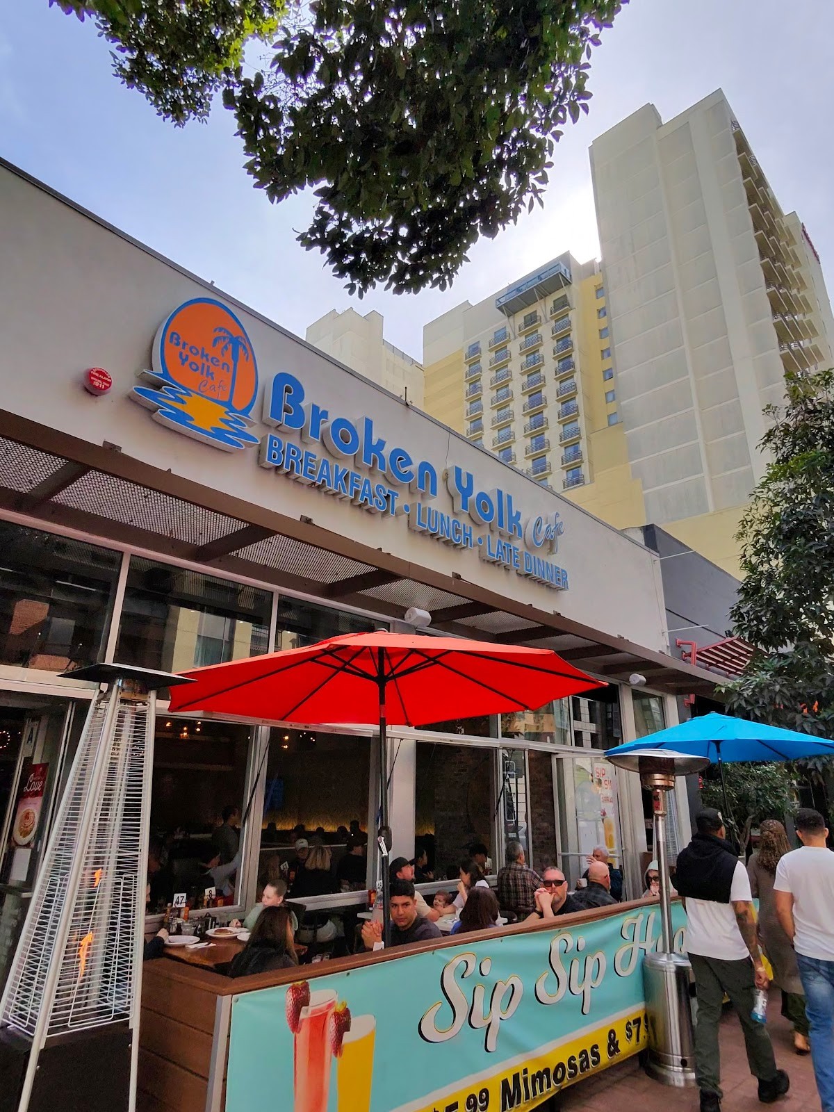 Broken Yolk Cafe: the place