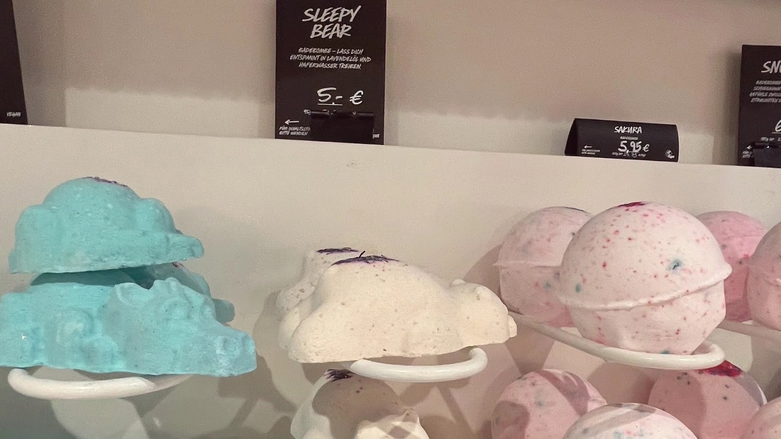 LUSH Cosmetics München: food & drinks