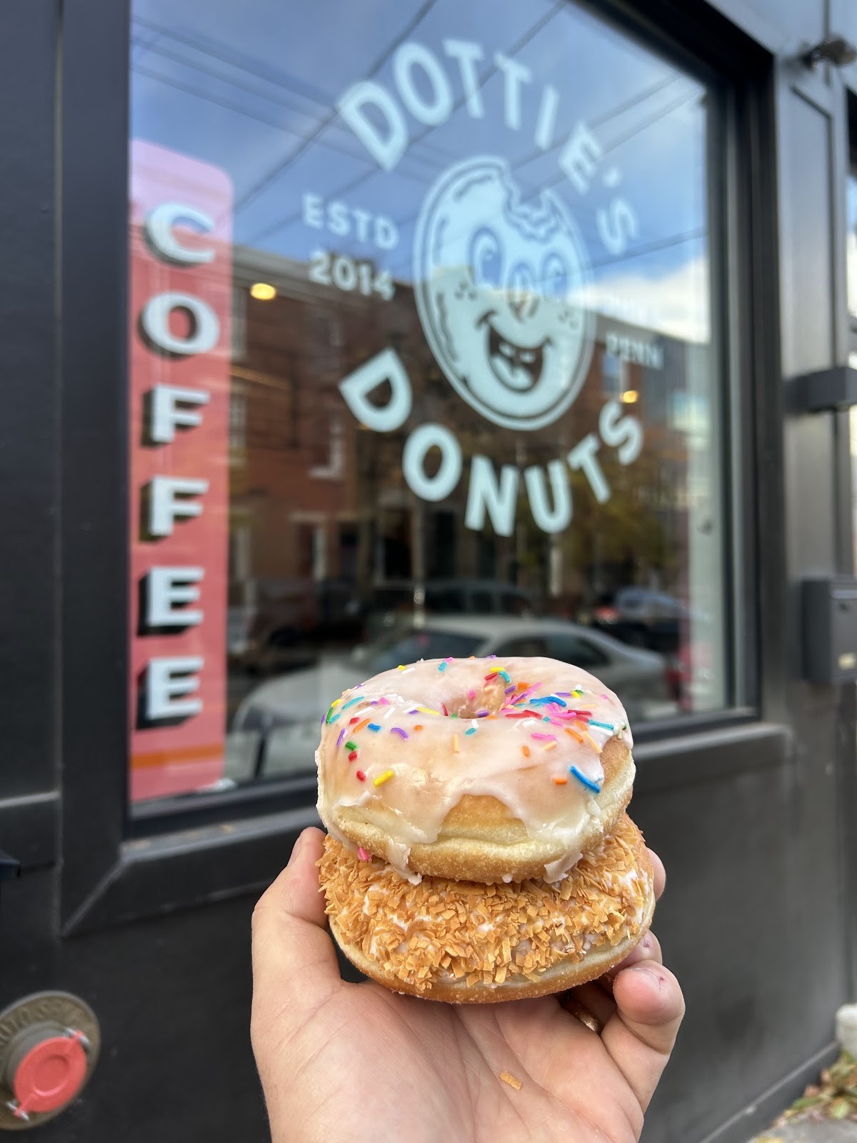 Dottie’s Donuts: food & drinks