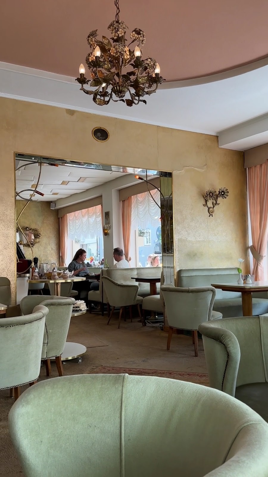Café Jasmin: the place