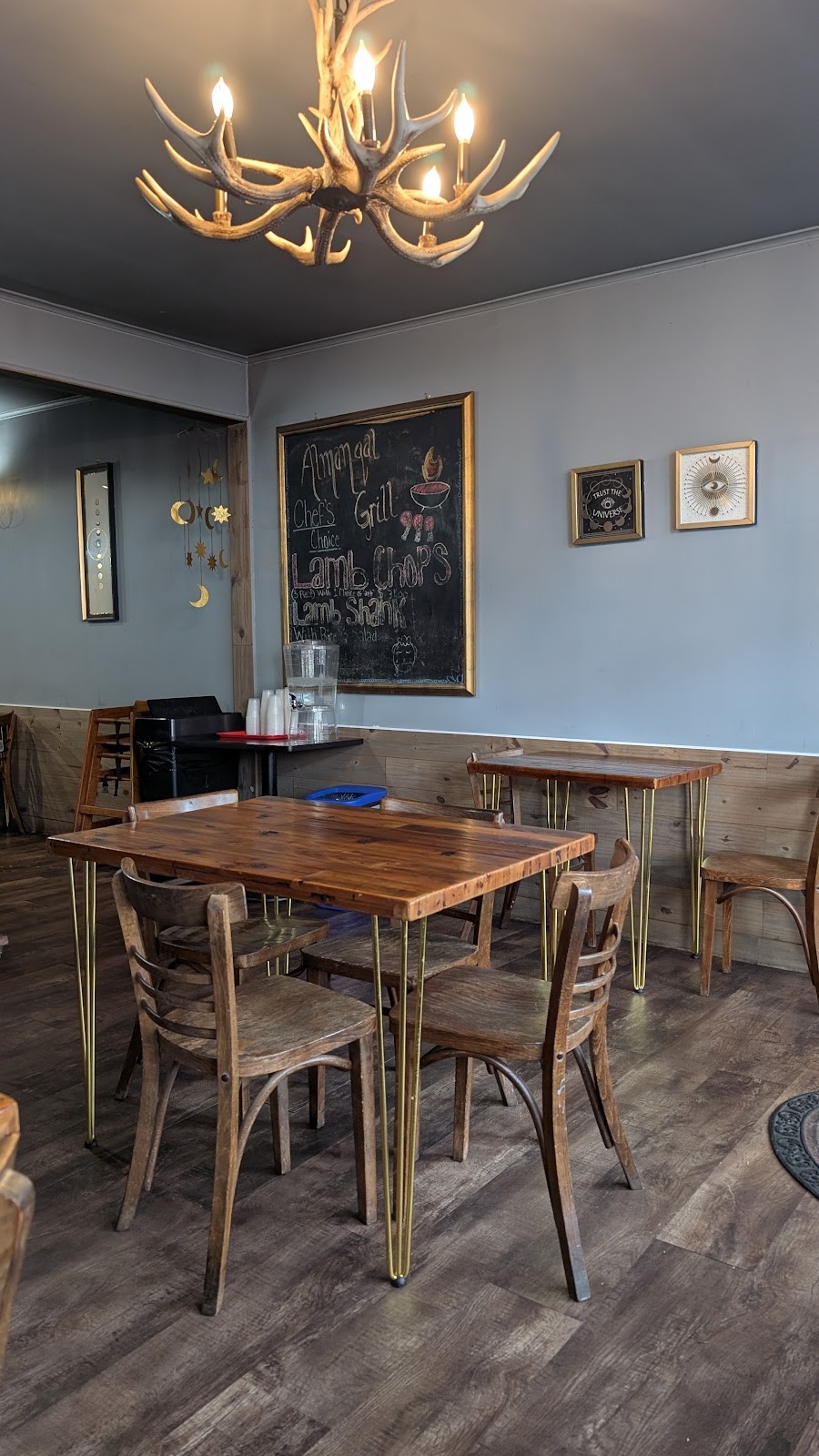Almanqal Mediterranean Grill: the place