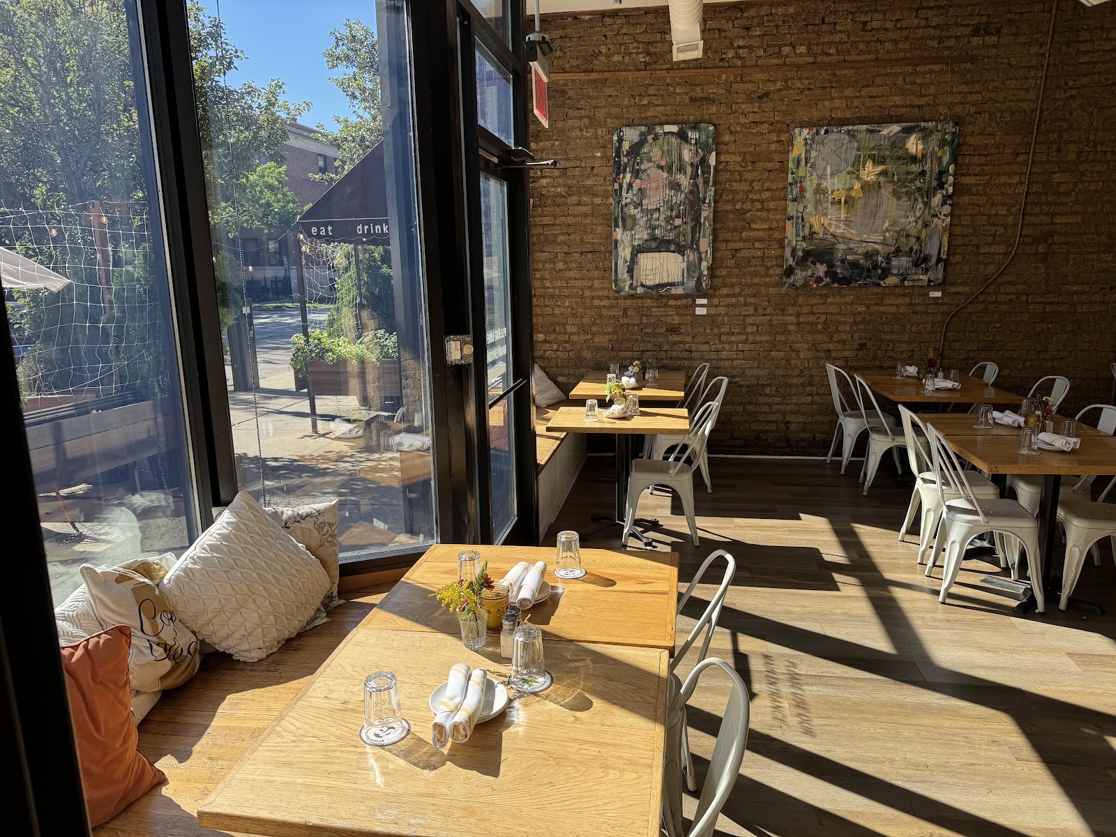 UncommonGround - Lakeview: the place