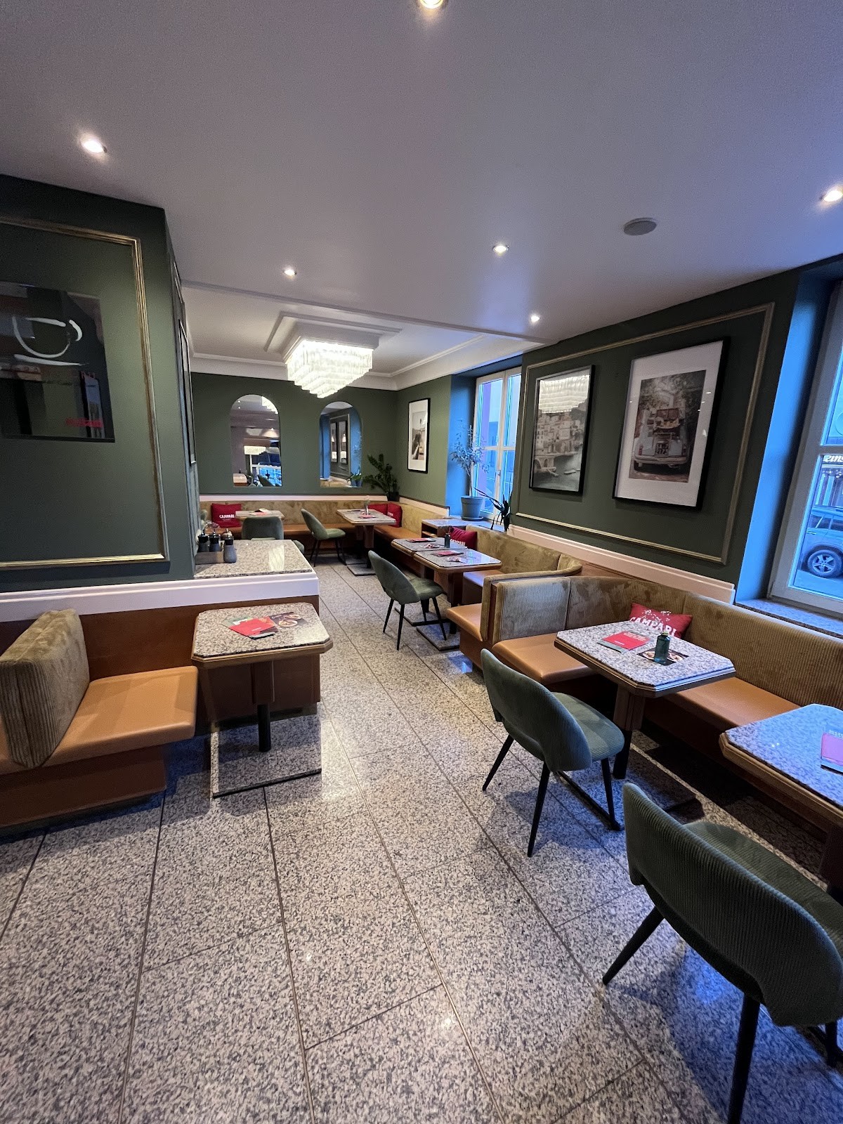 Ciao Claus Café & Bar: the place