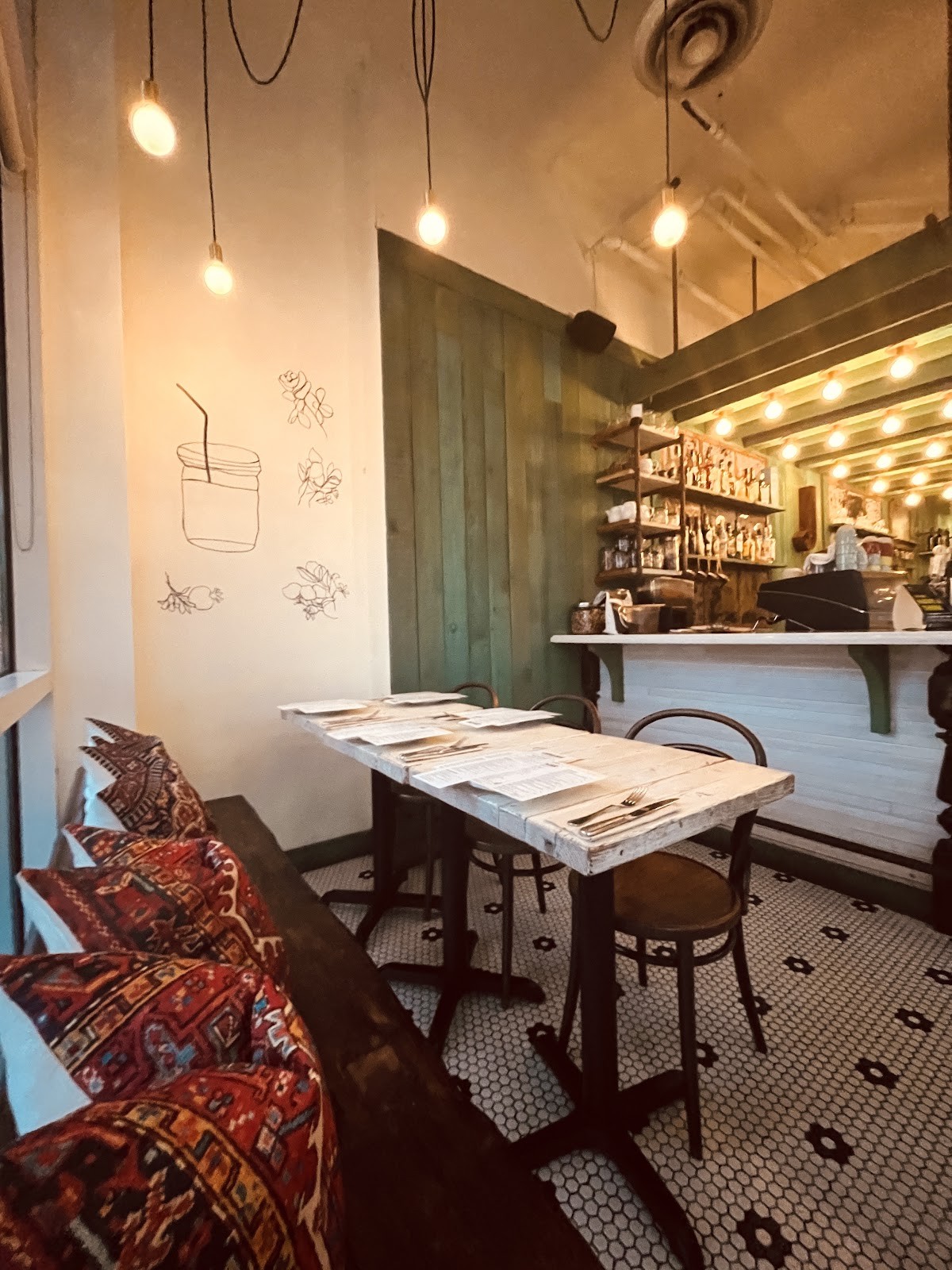 Jamjar Canteen Commercial Dr.: the place