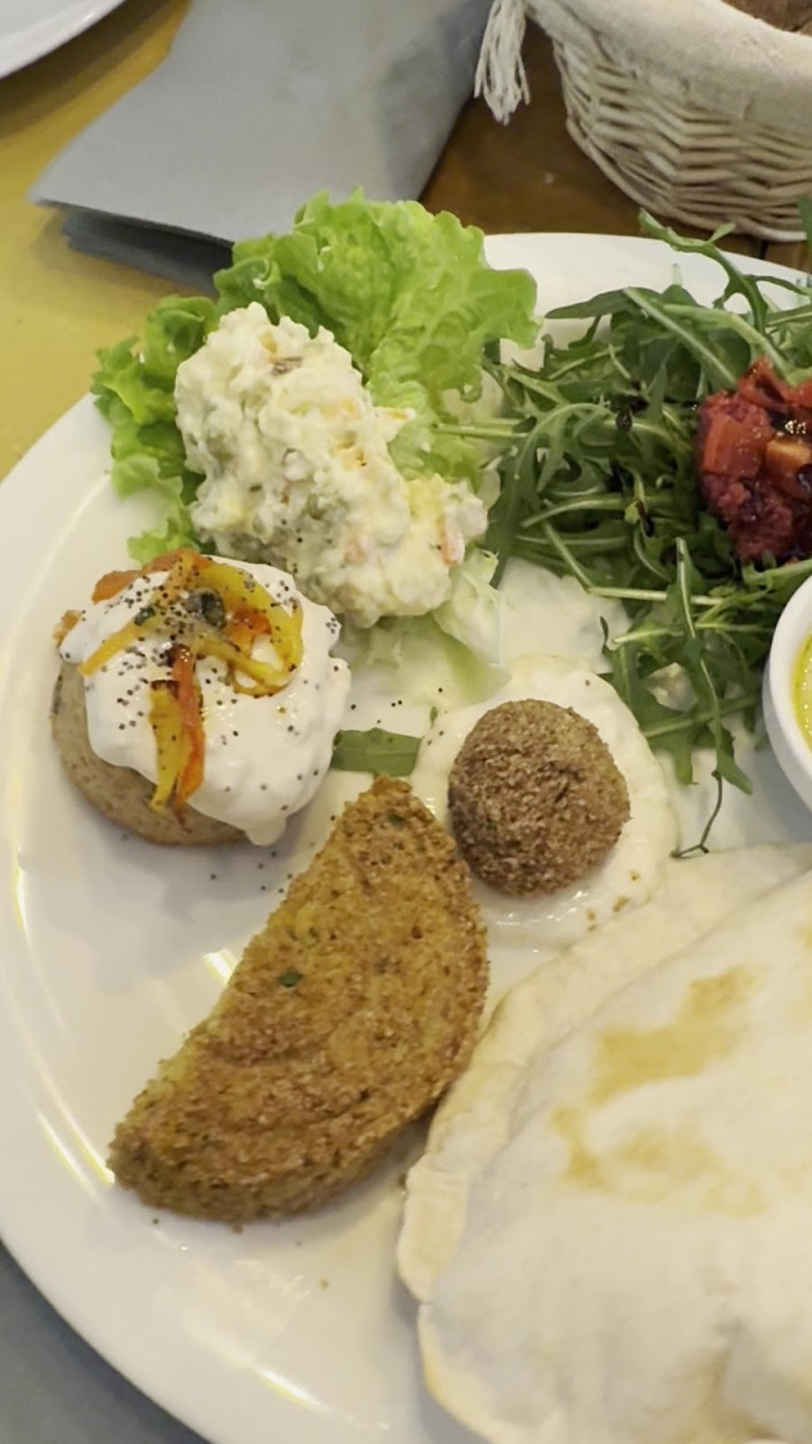 Mezzaluna: food & drinks
