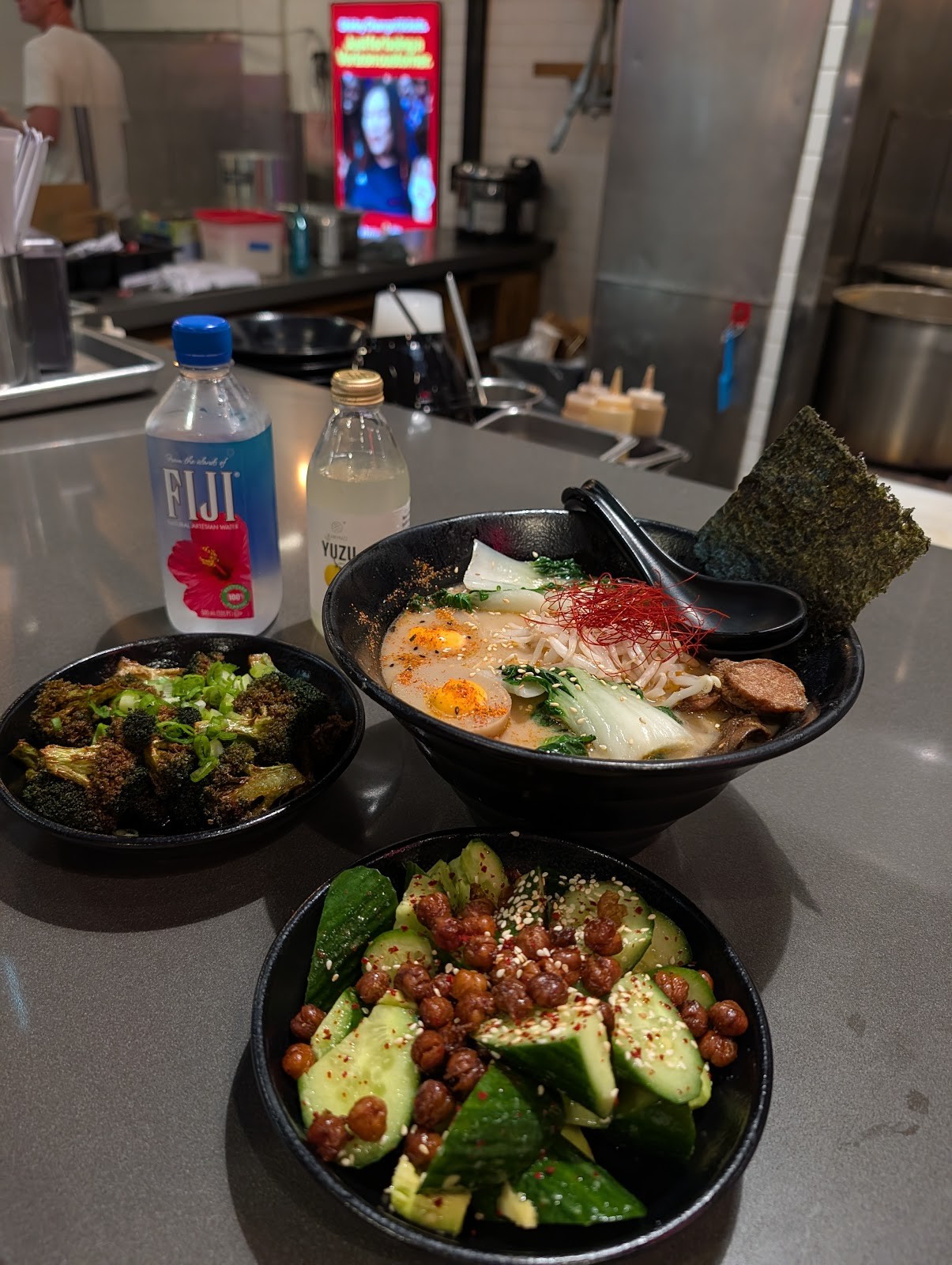 Ramen Hood: food & drinks