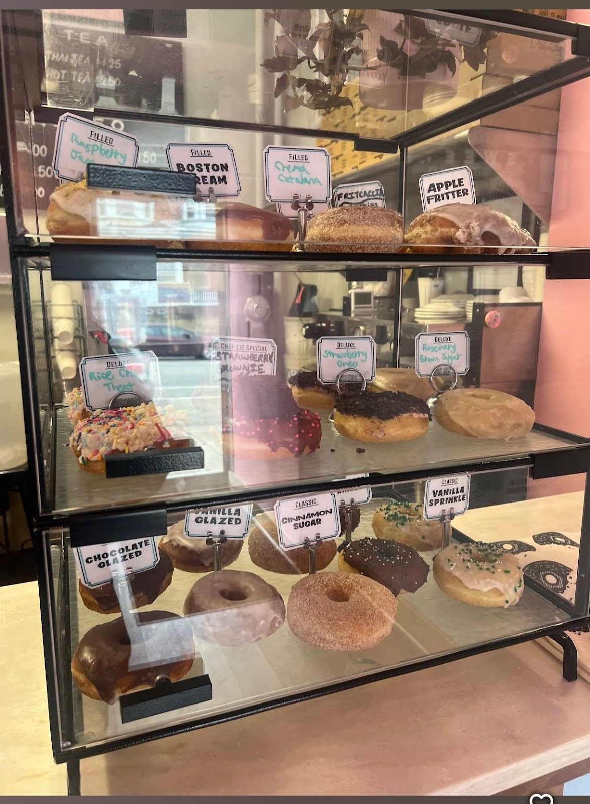 Dottie's Donuts: food & drinks