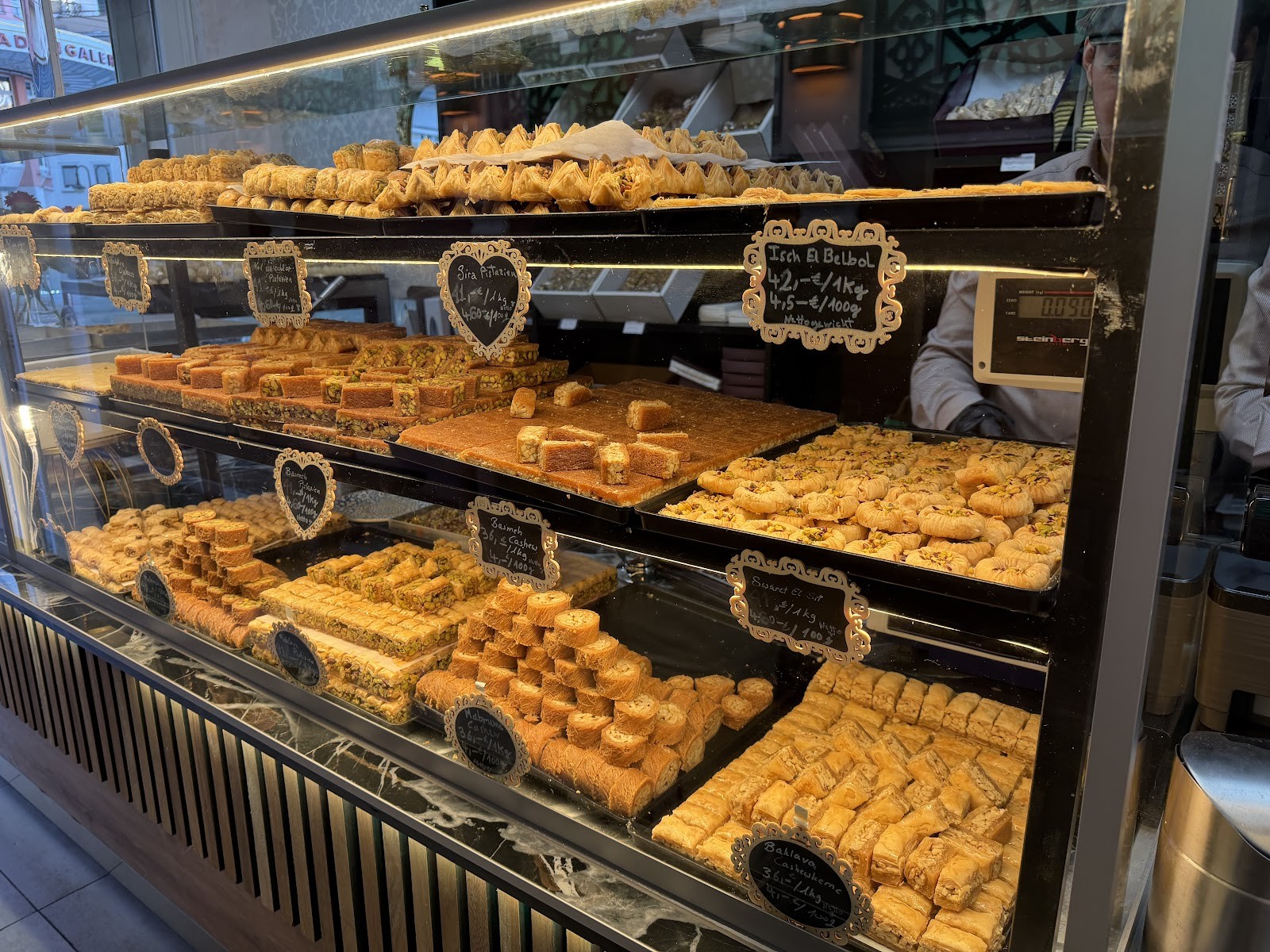 Baklavita Sweets & More حلويات ومكسرات سوريه فاخره فرانكفورت بكلافيتا: the place