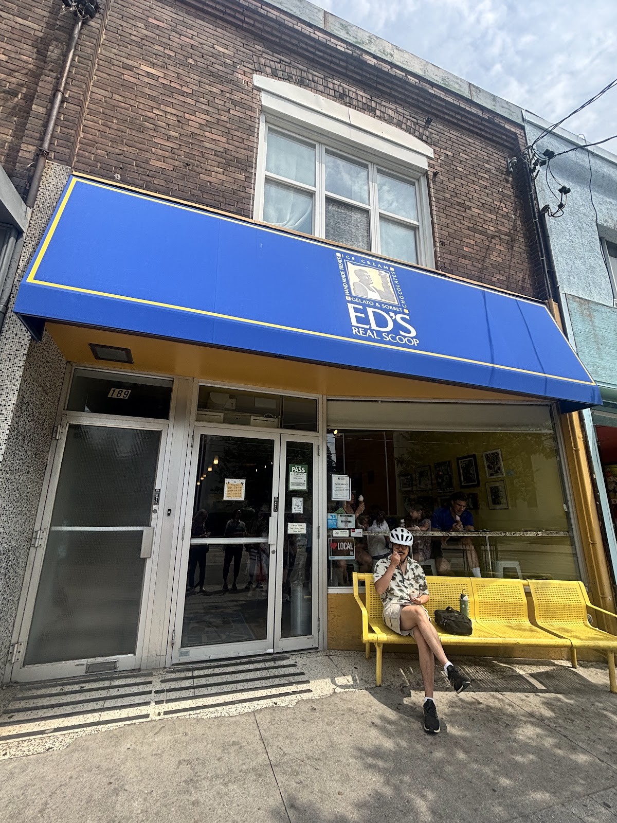 Ed's Real Scoop, Roncesvalles: the place