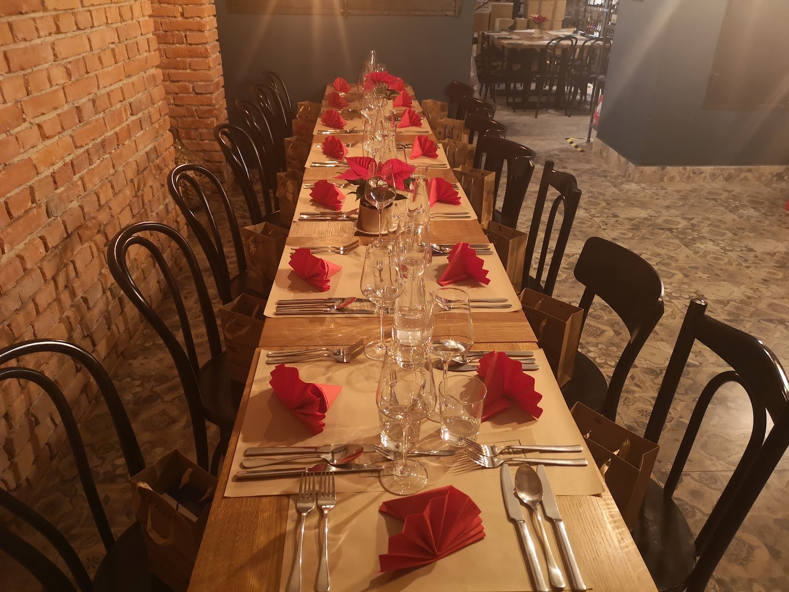 Wine Garage Józefitów restaurant & wine bar: the place