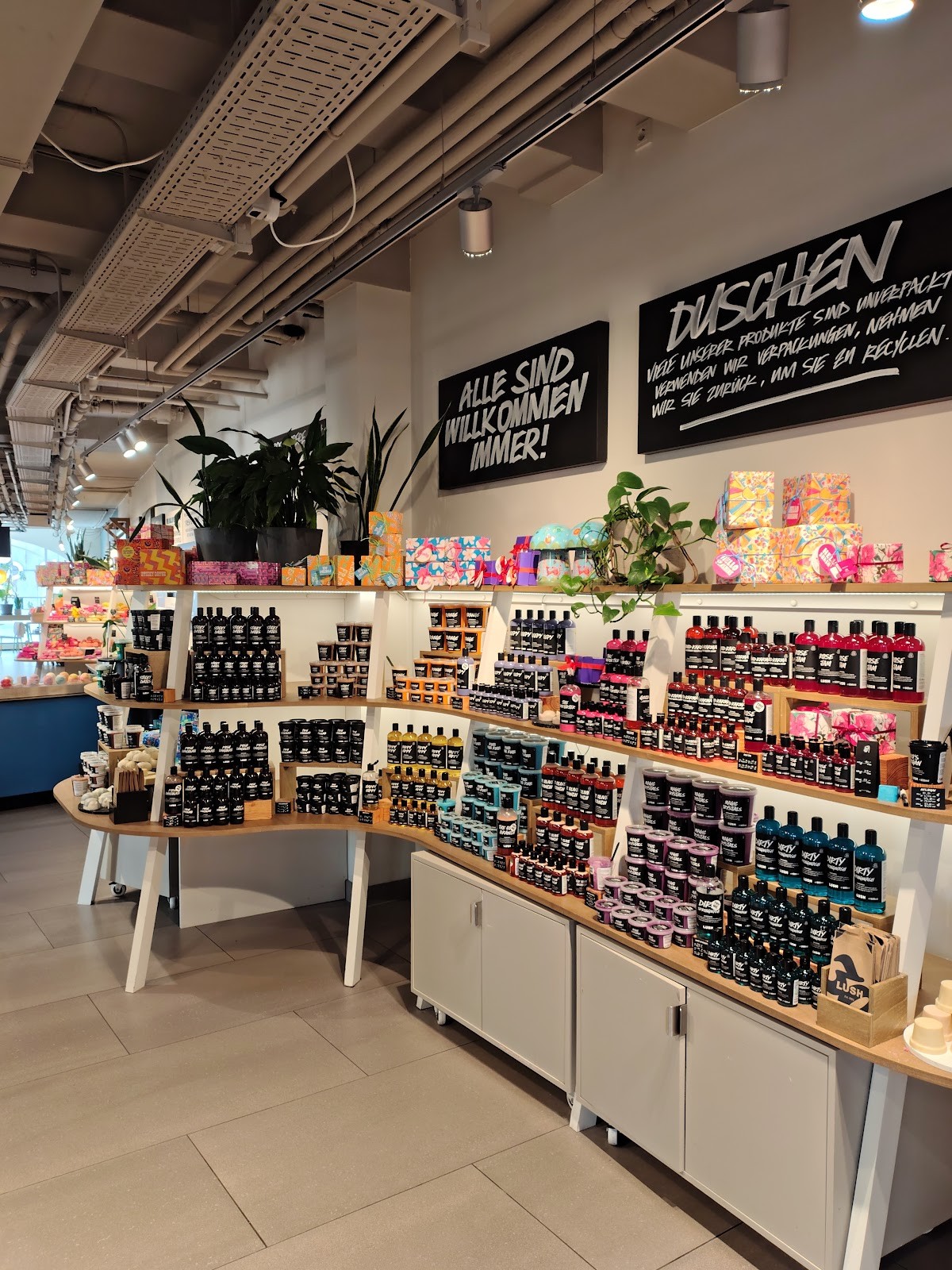 LUSH Cosmetics München: the place